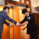 会社の賞状授与の様子